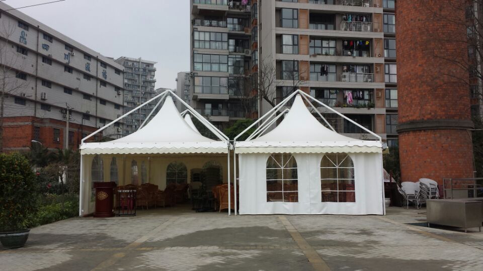 清水河畔傘（sǎn）尖頂（dǐng）