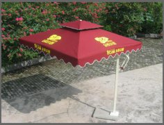 小屋的露台有傘